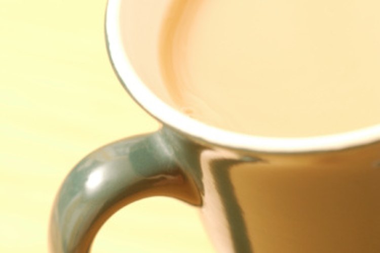 Sé tu propio barista y elabora un té chai latte en casa.