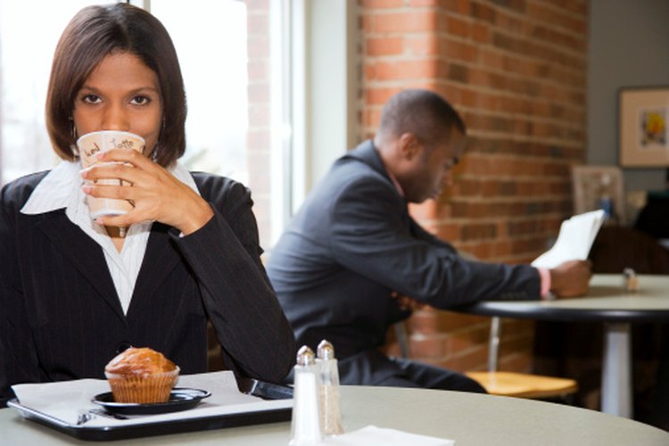 El enrojecimiento facial después de comer puede estar relacionado con varias condiciones.