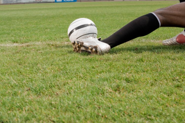 Los tobillos son a menudo pisados con los tacos durante el juego de fútbol.