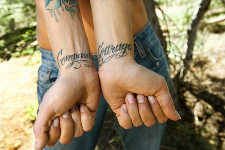 Los tatuajes en la base inferior de la muñeca son más fáciles de tapar con camisetas de mangas largas.