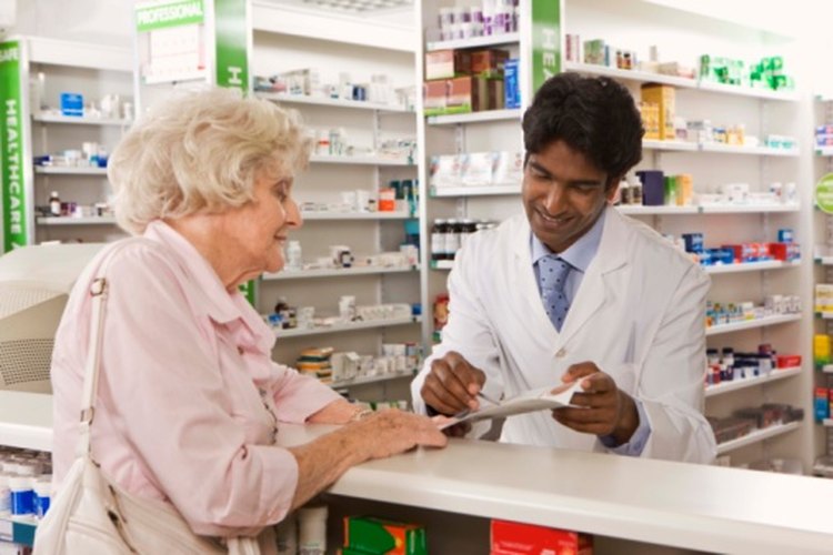 El farmacéutico es un profesional de la salud calificado para completar las recetas en una farmacia.
