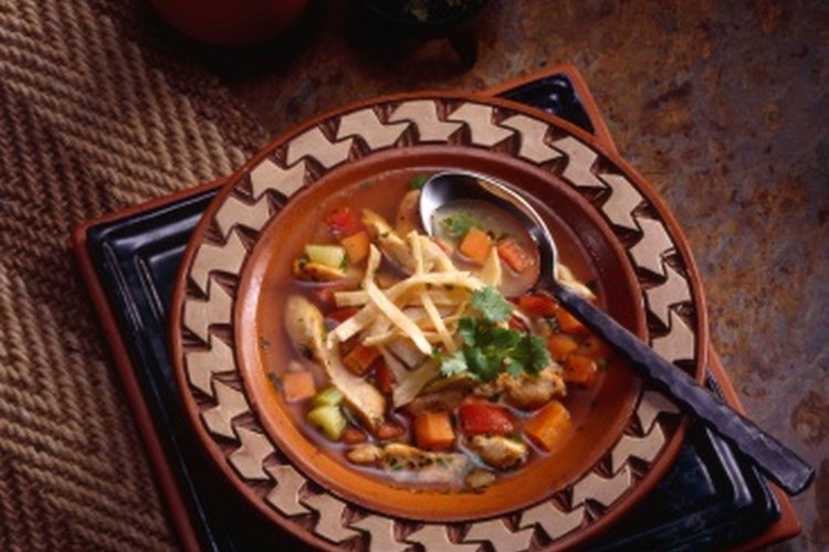 La sopa de tortilla de una sopa mexicana picante y contundente.