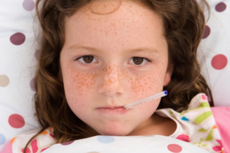 Los niños que sufren de parvovirus experimentan fiebre y malestar estomacal.
