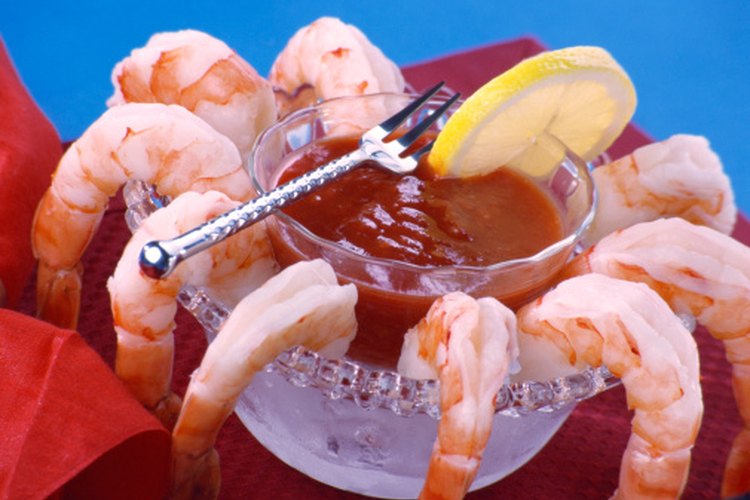 Hierve tus camarones para preparar un sabroso coctel de camarones.