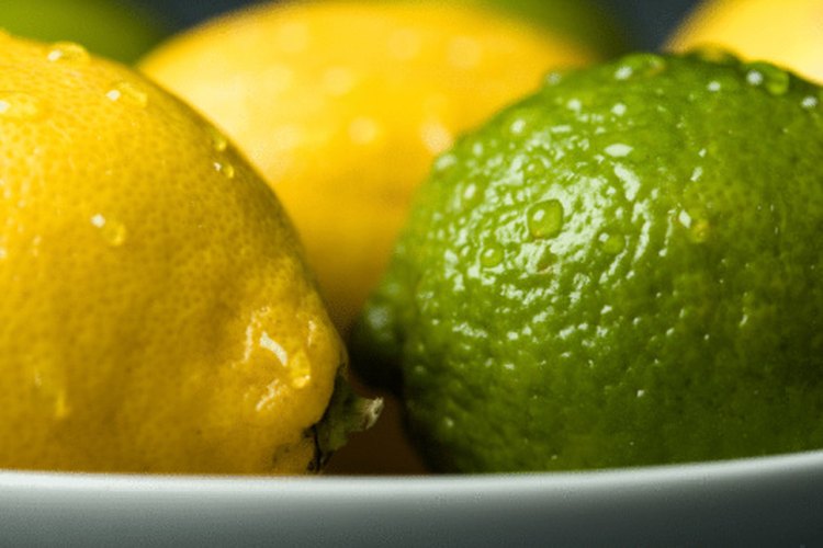Mientras que el limón es la elección popular, las limas también pueden ser usadas para esta dieta.