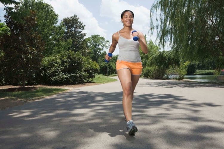 Caminar a paso acelerado puede ser tan intenso como correr.