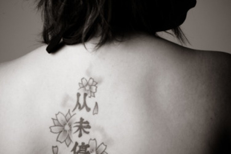 Este tatuaje negro realmente se destacará contra la piel.