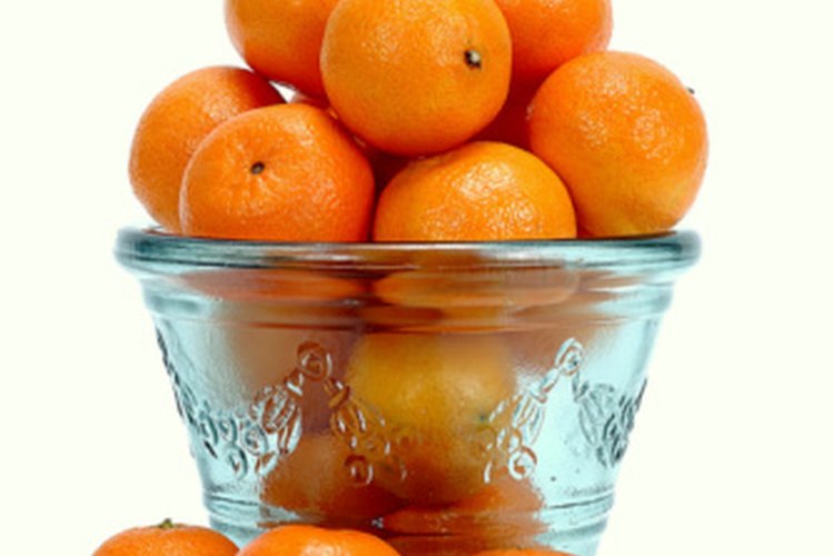 Las naranjas contienen vitamina C, la cual es esencial para la producción del colágeno.
