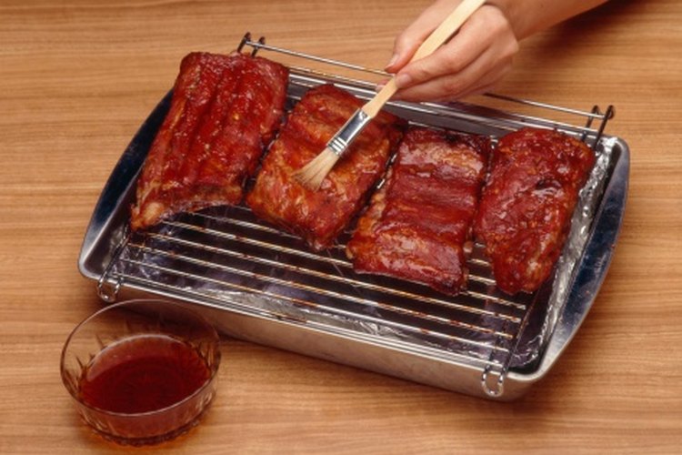 Agrega un toque a tus costillas con una marinada casera.