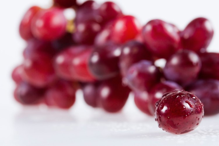 Las antocianinas le dan a las frutas su color morado.