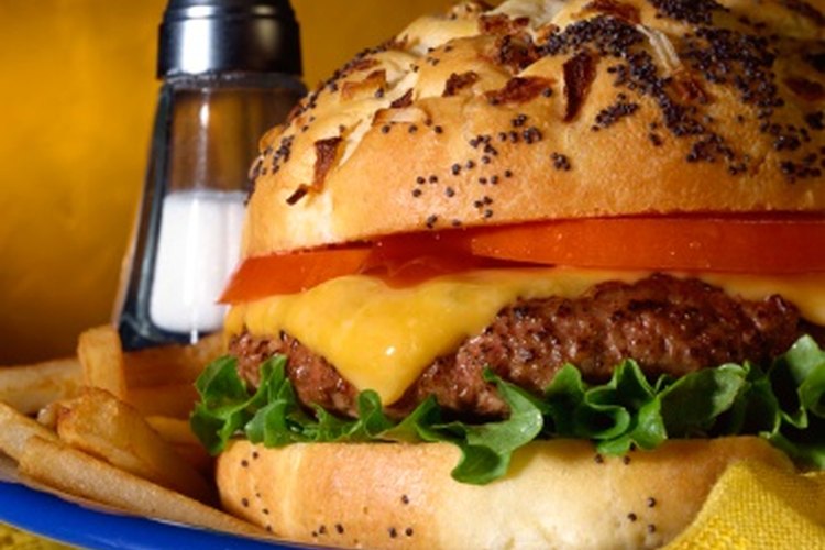 El queso amarillo es una elección clásica para una hamburguesa con queso.