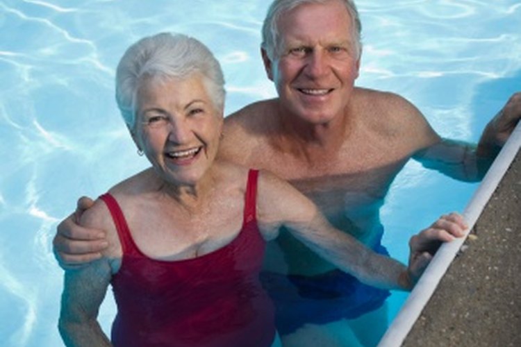 La natación es un ejercicio seguro para los adultos mayores.