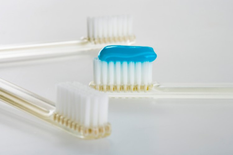 Usa crema dental con fluoruro para tener una buena salud dental.