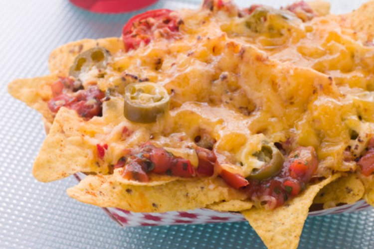 Los nachos consisten en totopos y queso, pero pueden contener otros ingredientes opcionales.