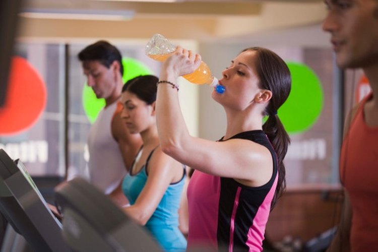 Los deportistas toman bebidas energéticas.