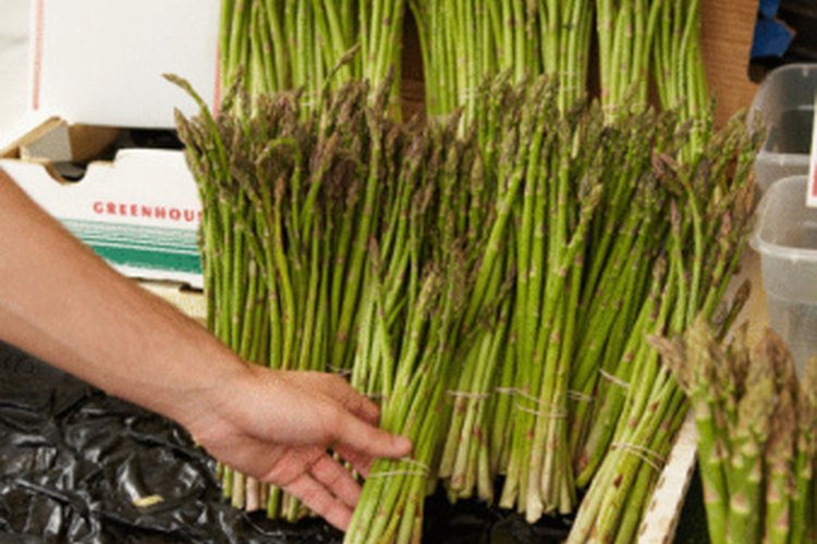 Los espárragos proporcionan nutrientes, pero comerlos diariamente puede contribuir a efectos secundarios molestos.