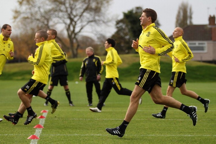 El capitán del Liverpool Steven Gerrard entrenando a sus jugadores con sprints.