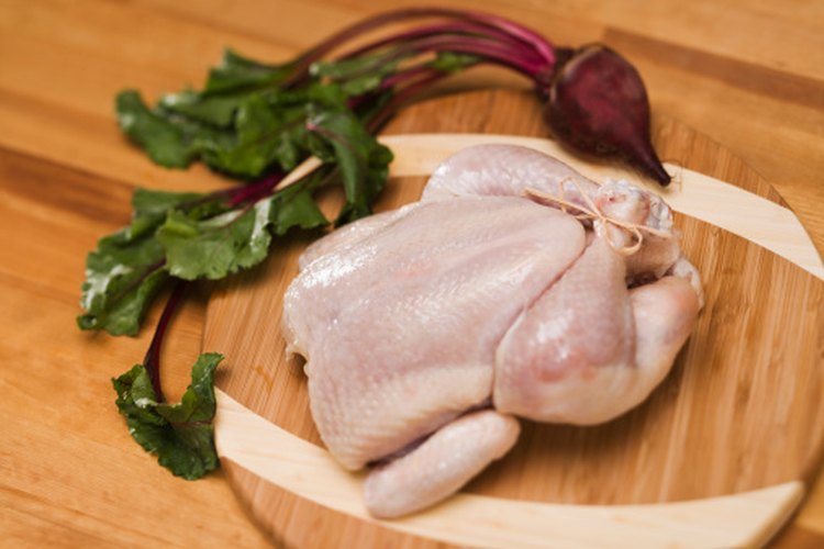 Los carniceros a menudo colocan las mollejas, el cuello y el hígado dentro de una bolsa en el interior del pollo.