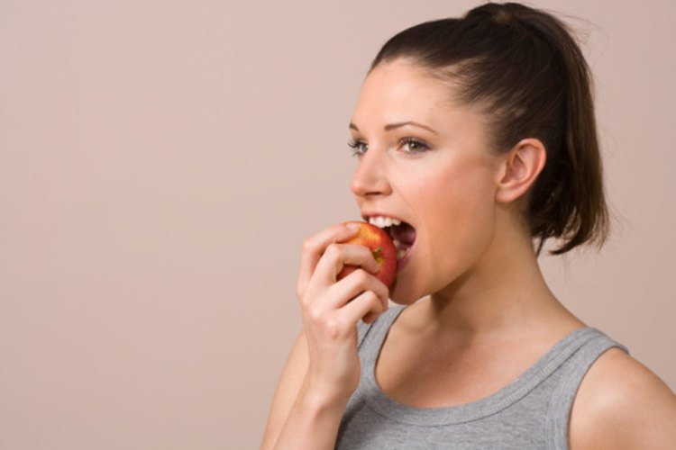 Los alimentos ricos en pectina, como las manzanas, pueden ayudar a limpiar la radiación del cuerpo.