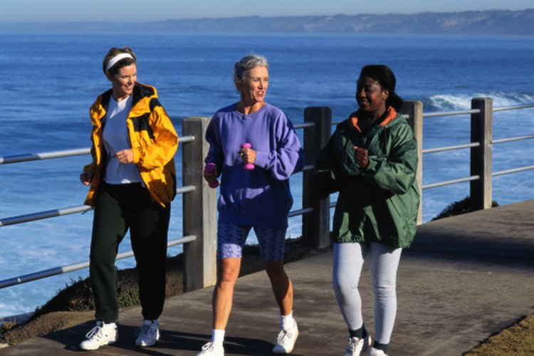 Caminar con amigos ayuda a oxigenar tu cerebro y mantener los compromisos de ejercicio.