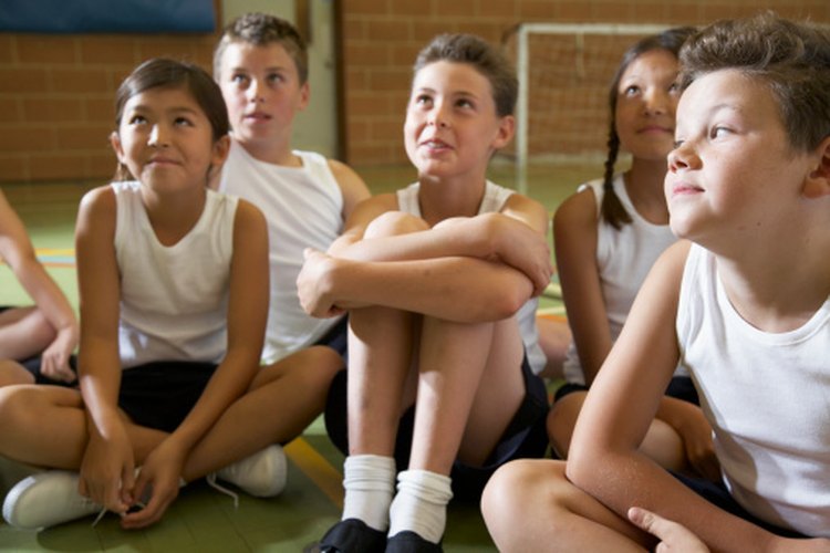 Implementa juegos divertidos en la clase de gimnasia para incrementar el interés y disfrute de los niños.