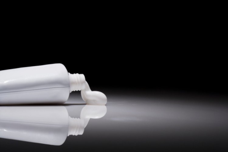 Usa crema de dientes para eliminar los granos rápidamente.