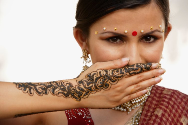 Los tatuajes de henna se aplican a menudo en las manos con diseños intrincados.