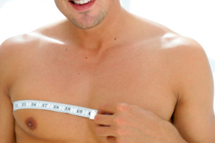 Haz ejercicio con frecuencia y controla tu dieta para perder grasa en los pectorales.