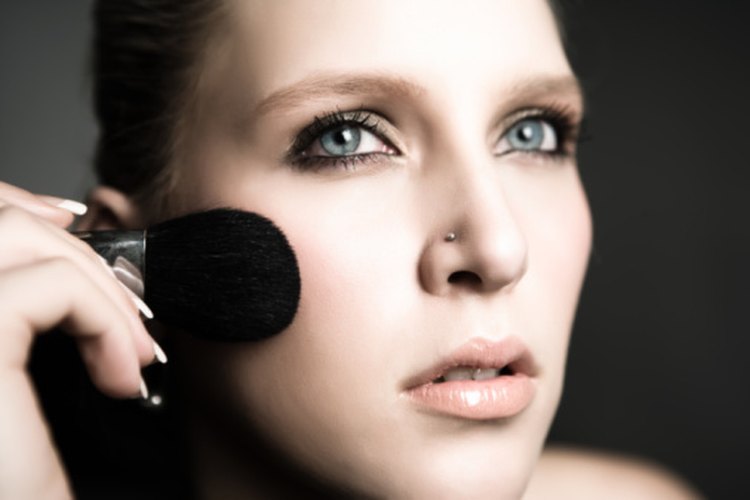 El maquillaje puede ser efectivo para disimular costras faciales.