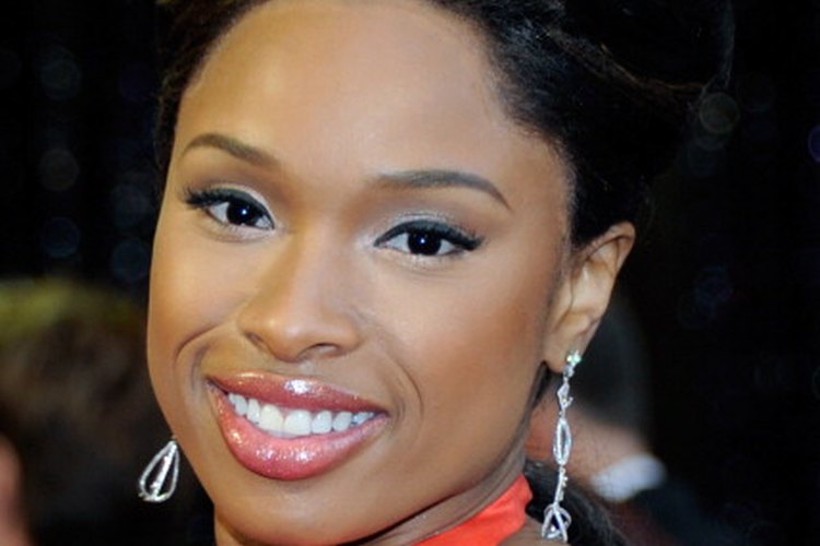 Jennifer Hudson usa un maquillaje natural con su vestido naranja para la edición 83 de los Premios Anuales de la Academia.
