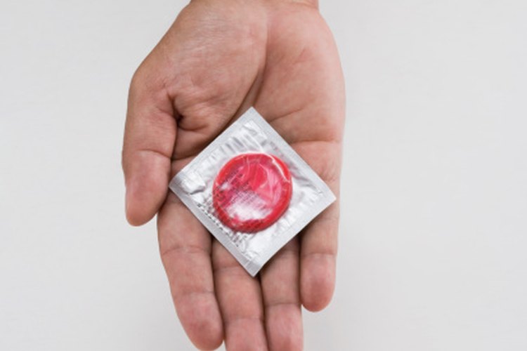 Los condones con espermicidas matan al esperma, ayudando a prevenir embarazos.