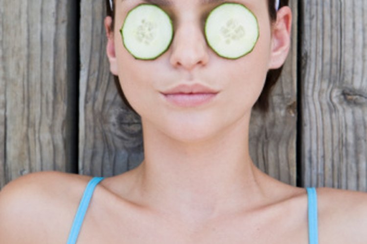 Cubre tus ojos con pepinos para parecer menos cansado.