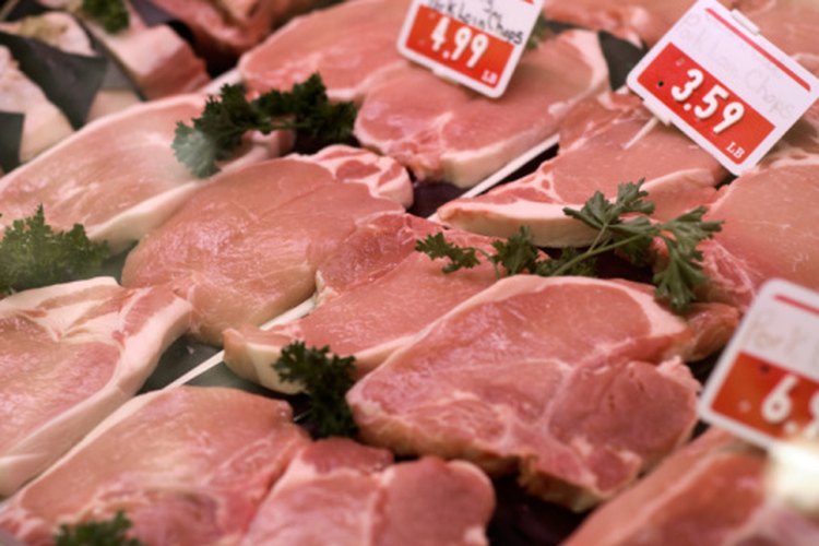 Un corte grueso y tierno de cerdo es necesario para mantener el cerdo jugoso y tierno mientas se cocina a la parrilla.