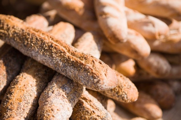 Los fructanos y el gluten del pan pueden causar distensión abdominal.