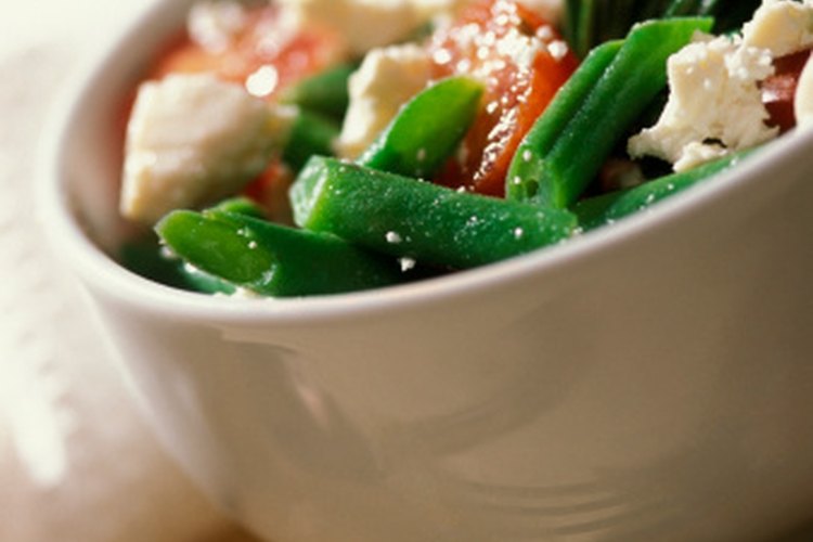 El queso feta suma un sabor salado y picante a las ensaladas.