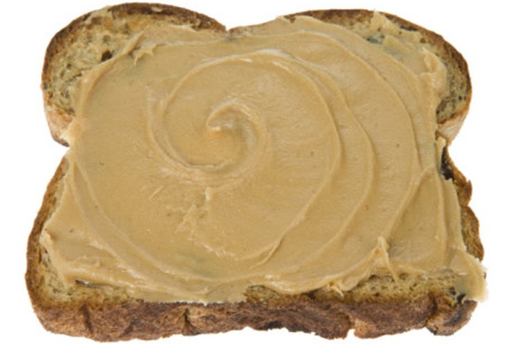 La mantequilla de maní sobre el pan integral te llena por más tiempo.