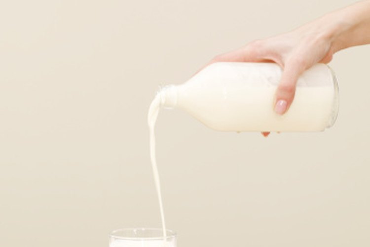 La leche es una buena fuente de calcio.