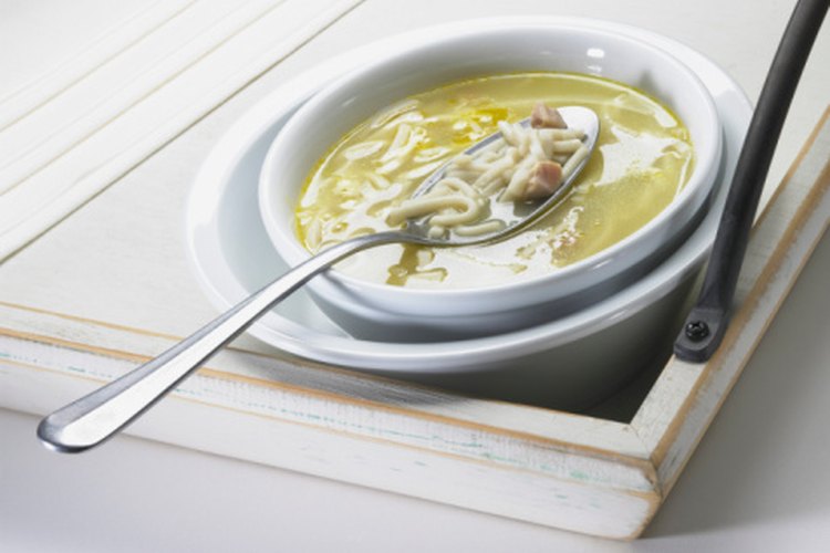 La sopa de pollo puede ayudar a reducir mucosas e hidratar las cuerdas vocales.