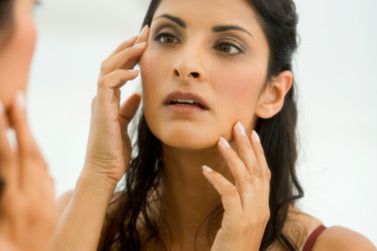 Humecta la piel seca del contorno de tus ojos con aceite de oliva.