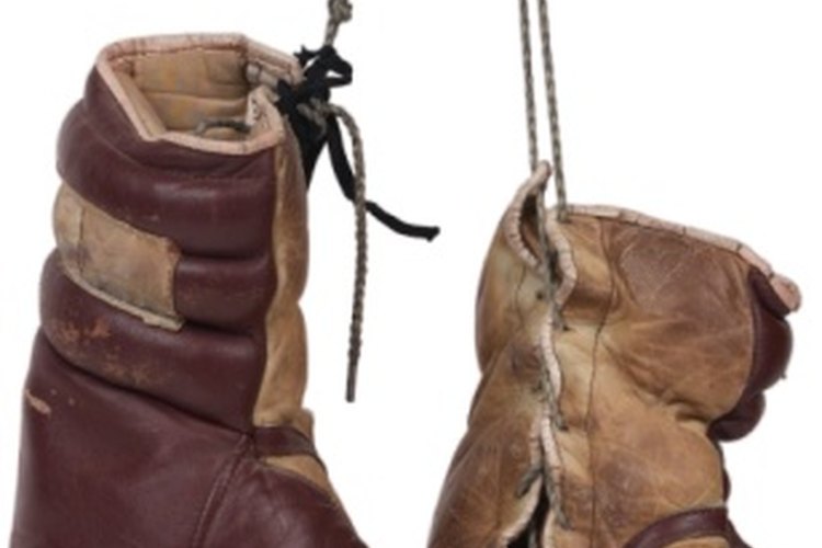 Los boxeadores utilizan guantes más pesados durante el entrenamiento.
