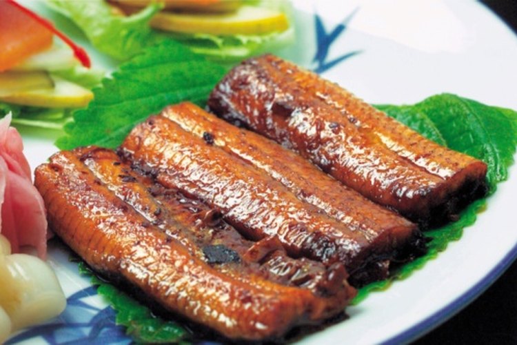 La carne roja otorga hierro, que ayuda a la médula ósea en la producción de glóbulos rojos.