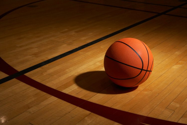 Muchas de las canchas de basquetbol tienen superficie de madera.