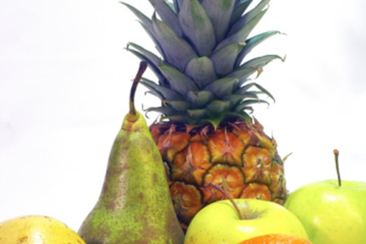 El ácido cítrico se produce de manera natural en muchos alimentos.