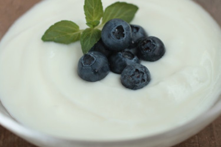 El yogur natural contiene un poco de azúcar natural.