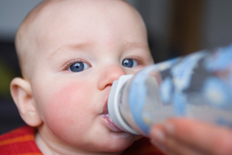 Reduce los gases de tu bebé impidiéndole tragar aire cuando la alimentación es con biberón.