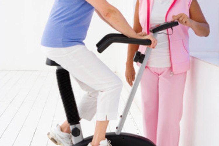 Pedalea arriba de una bicicleta para estar en mejor forma.