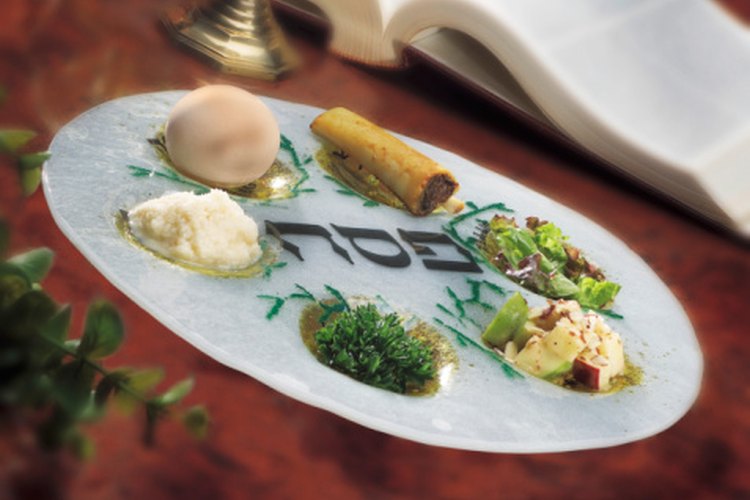 El hueso de muslo se coloca en el plato de seder junto con otros alimentos simbólicos durante la pascua judía.