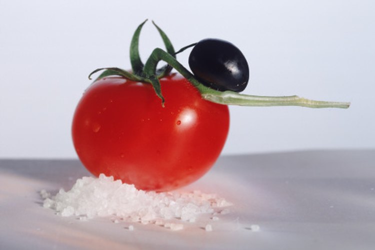 Los alimentos frescos como las frutas y verduras tienen menos sodio que los alimentos procesados.