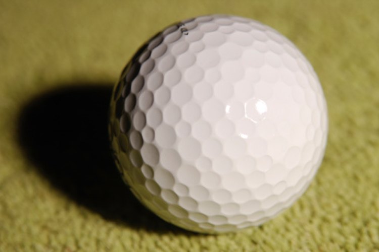 Todas las pelotas de golf están cubiertas con una carcasa de plástico duro.