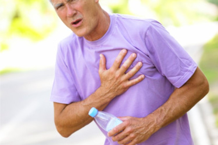 Si te duele el pecho después de hacer ejercicio cardiovascular, puede ser una señal de una lesión o de un problema en los pulmones o el corazón.